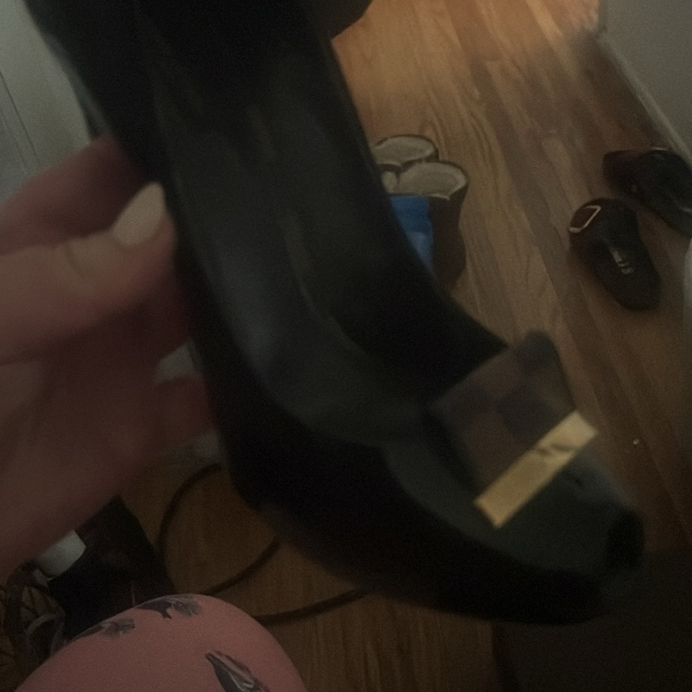 The brand-detailed gold-tone metal attached to the Damier Ebene canvas trim at - Picture 8 of 12